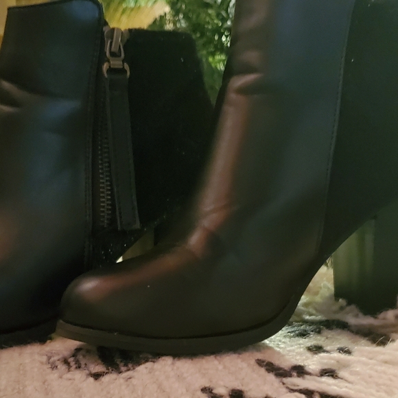 Ankle booties - Picture 3 of 3